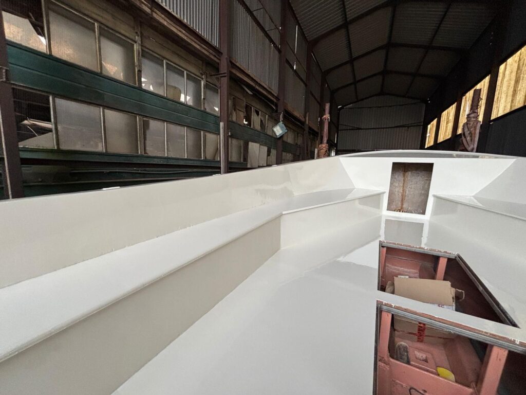 Opbouw van akoume hout op het fundament, met luiken reeds behandeld met epoxy