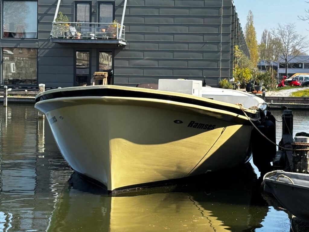 De afgebouwde reddingsloep tot volwaardig passagiersschiep voor de Amsterdamse grachten