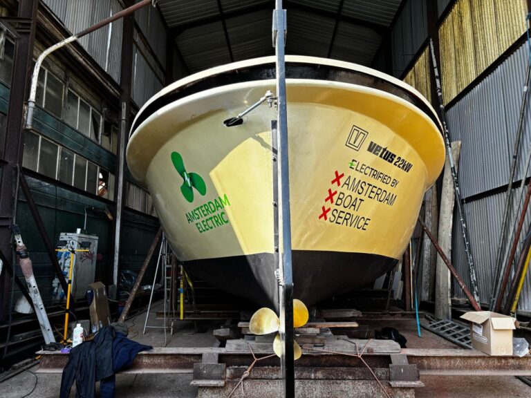 Elektrisch passagiersschip in aanbouw bij Amsterdam Boat Service in Amsterdam-Noord, voorzien van Vetus 22 kW elektromotor en branding van Amsterdam Electric.