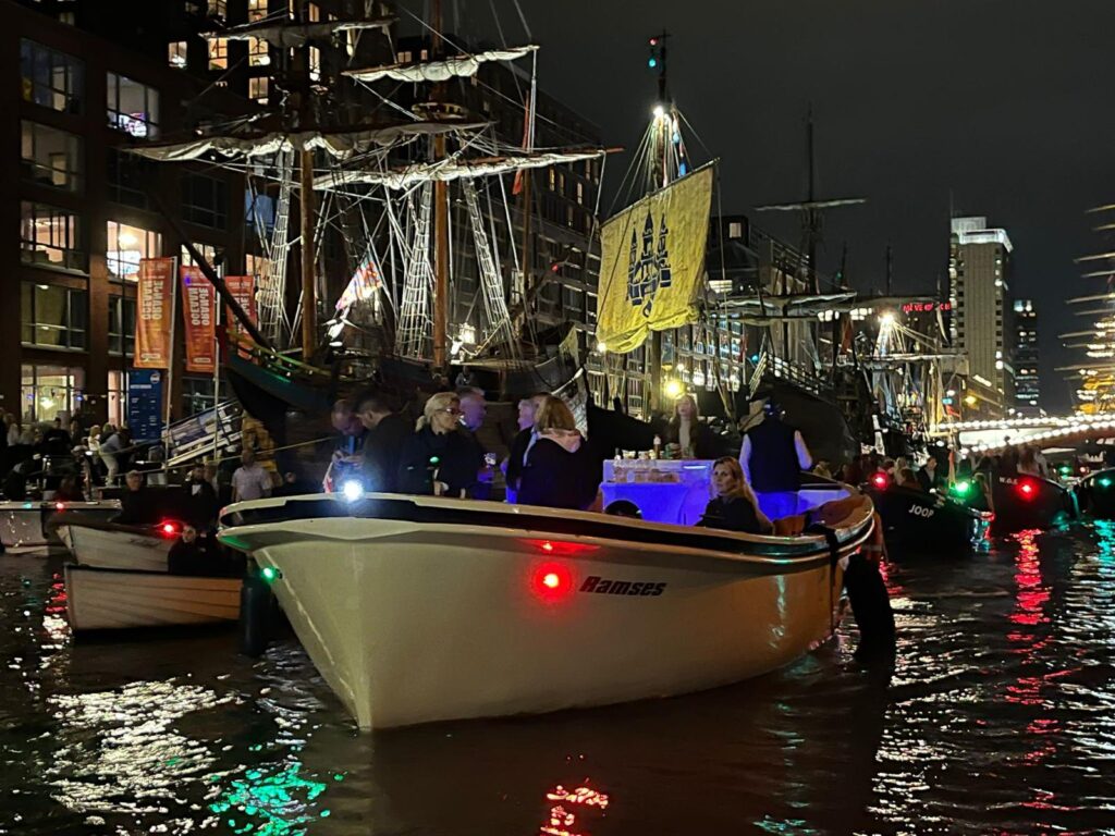 Elektrische reddingssloep met 22 kW Vetus E-Line motor varend door Amsterdam