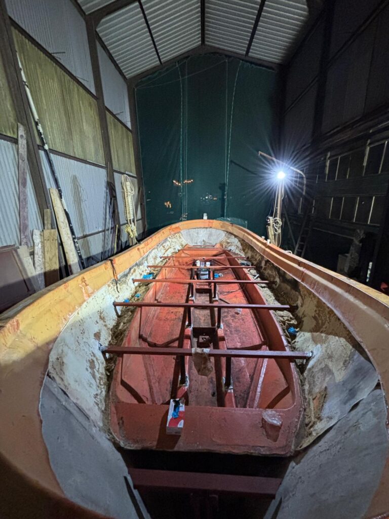 Ombouw van klassieke reddingssloep tot elektrisch passagiersschip in Amsterdam-Noord