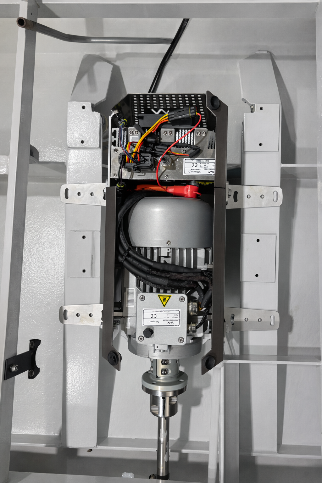 WaterWorld elektrische binnenboordmotor professioneel ingebouwd in schone motorruimte