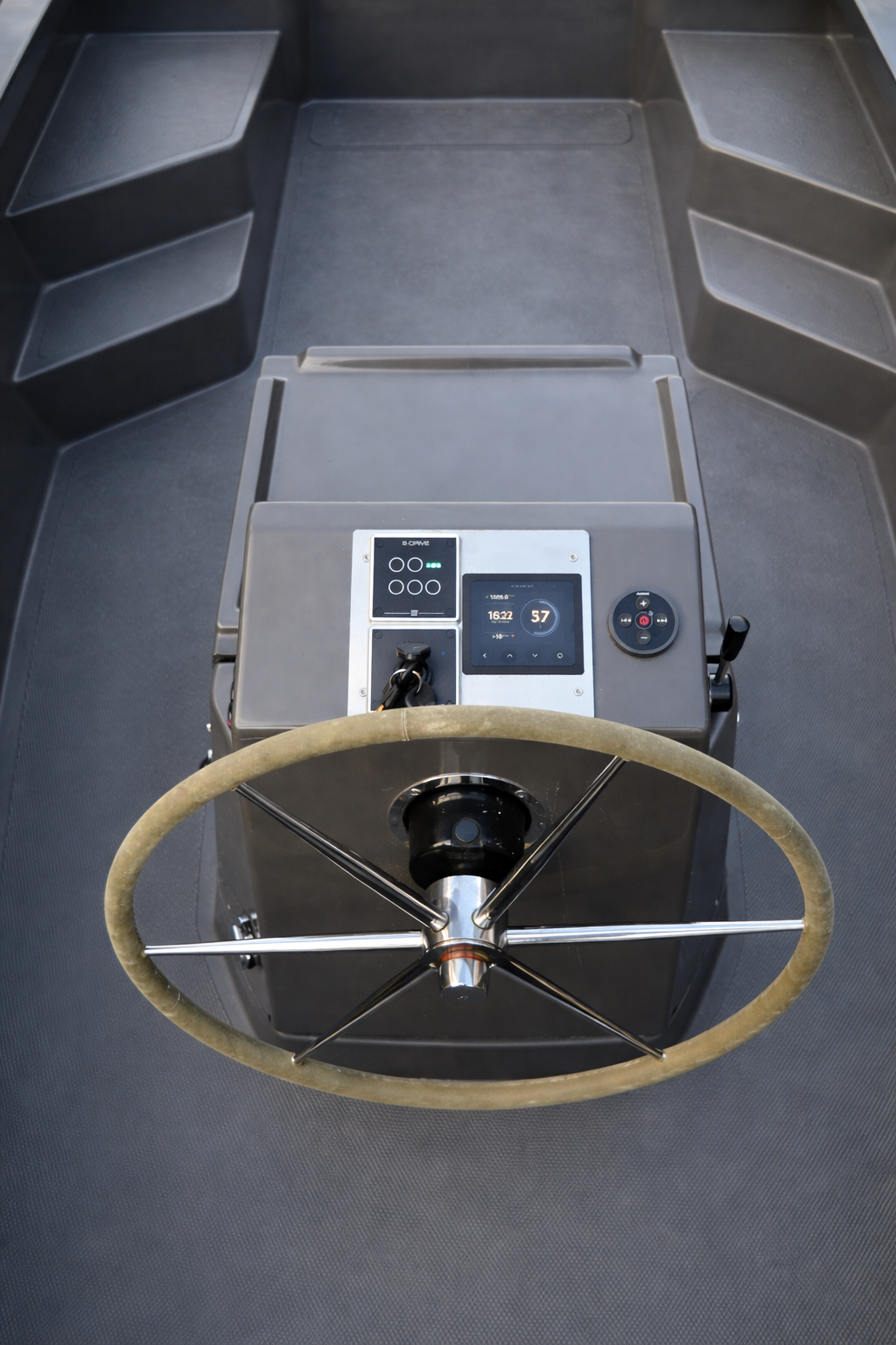 Vetus display, dashboard en bedieningspaneel in elektrische sloep