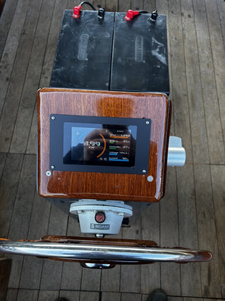 WaterWorld display met live systeeminformatie in elektrische boot