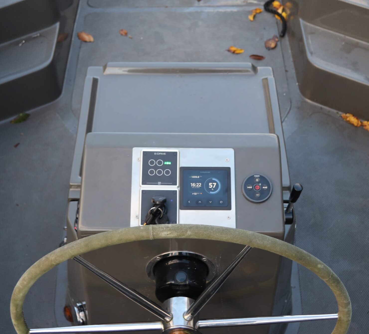 Vetus E-Line display en bedieningspaneel geïntegreerd in elektrische boot – Amsterdam Electric