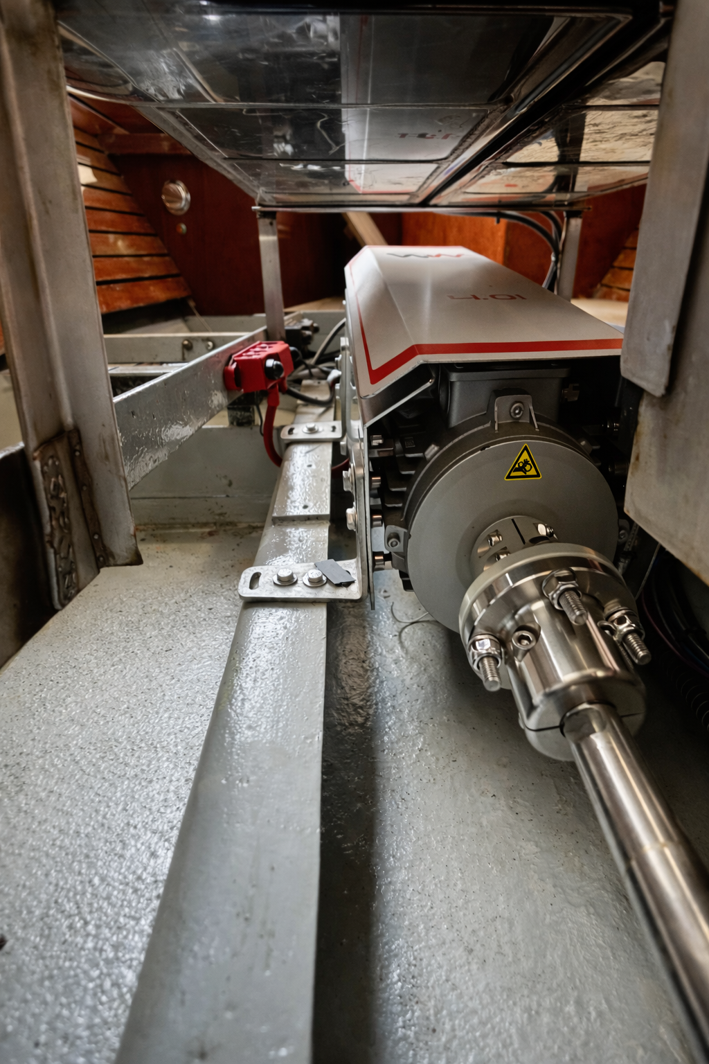 WaterWorld elektrische binnenboordmotor professioneel ingebouwd in motorruimte