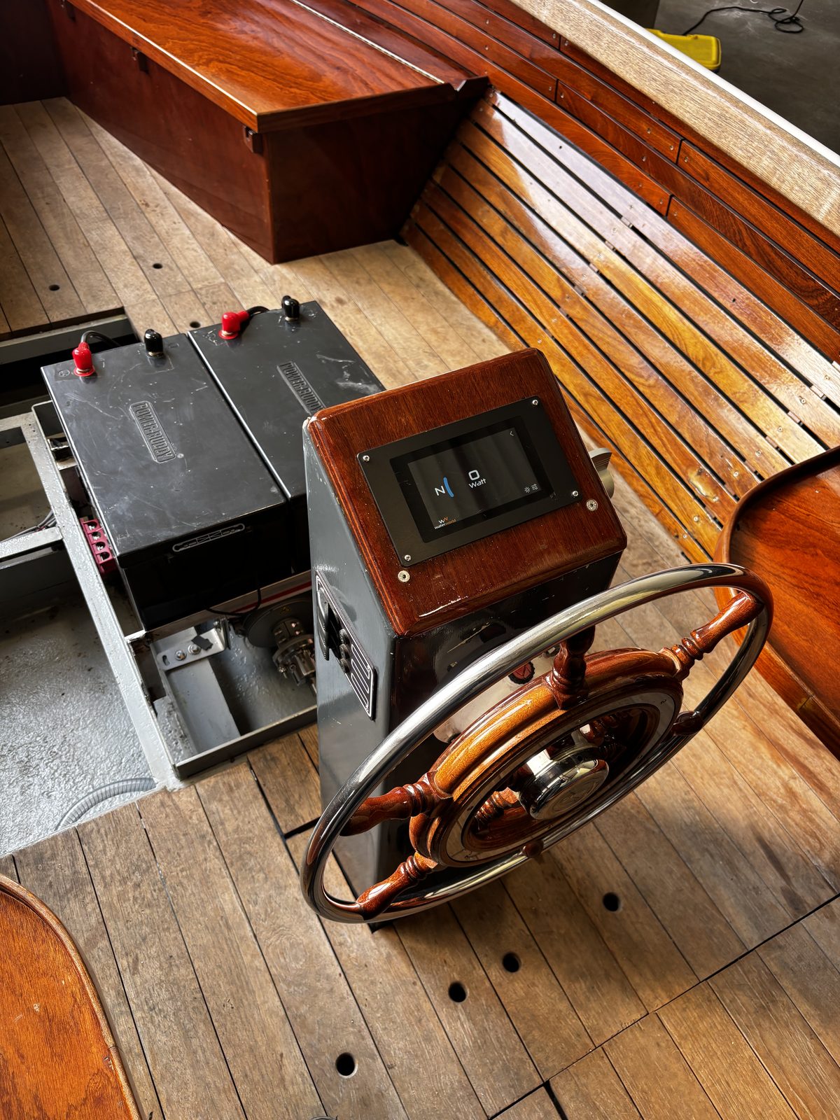 Klassiek houten roer gekoppeld aan elektrische aandrijving