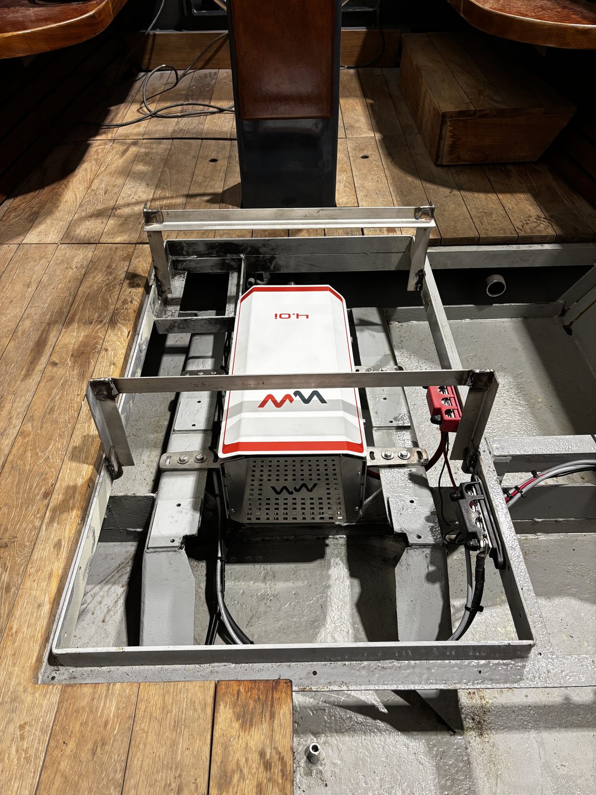 Elektromotor gemonteerd in een op maat gelast stalen frame