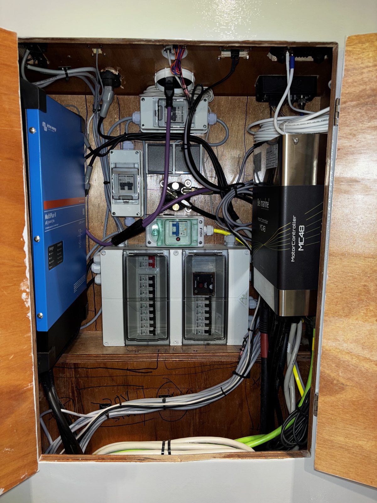 Compleet elektrisch energiesysteem met Victron-omvormer, motorcontroller en zekeringen, strak bedraad