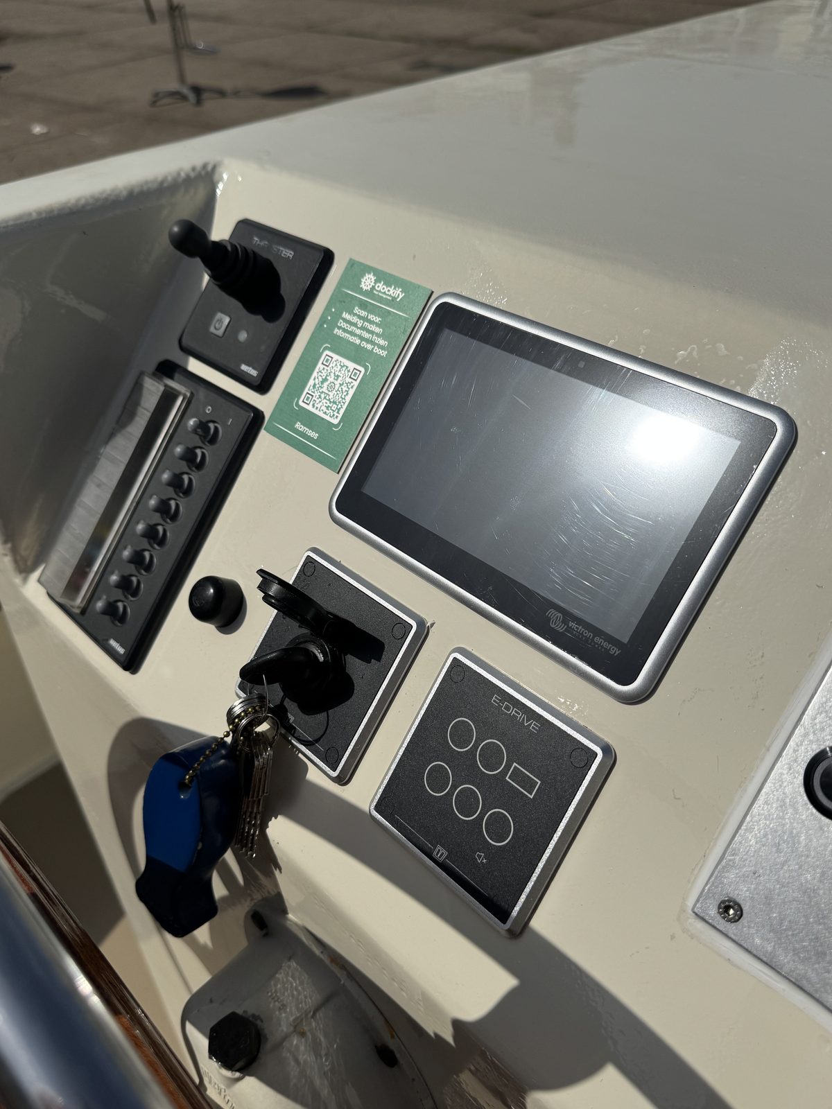 Moderne bediening met Victron-touchscreen, joystick en E-Drive-paneel