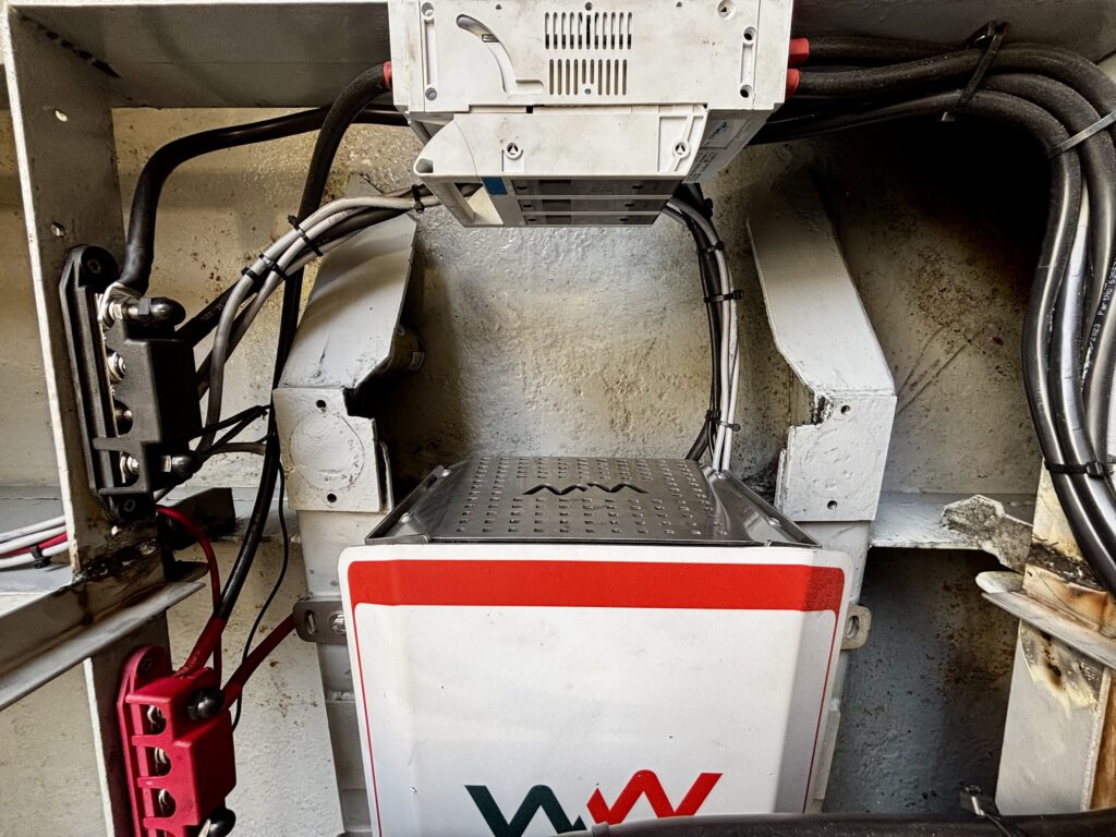 WaterWorld elektrische aandrijving met controller en bekabeling in motorruimte