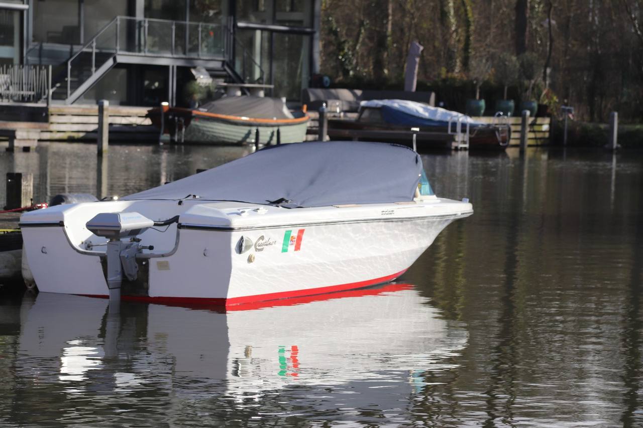 Een naar elektrisch omgebouwde sloep ligt afgemeerd voor een Amsterdamse gracht