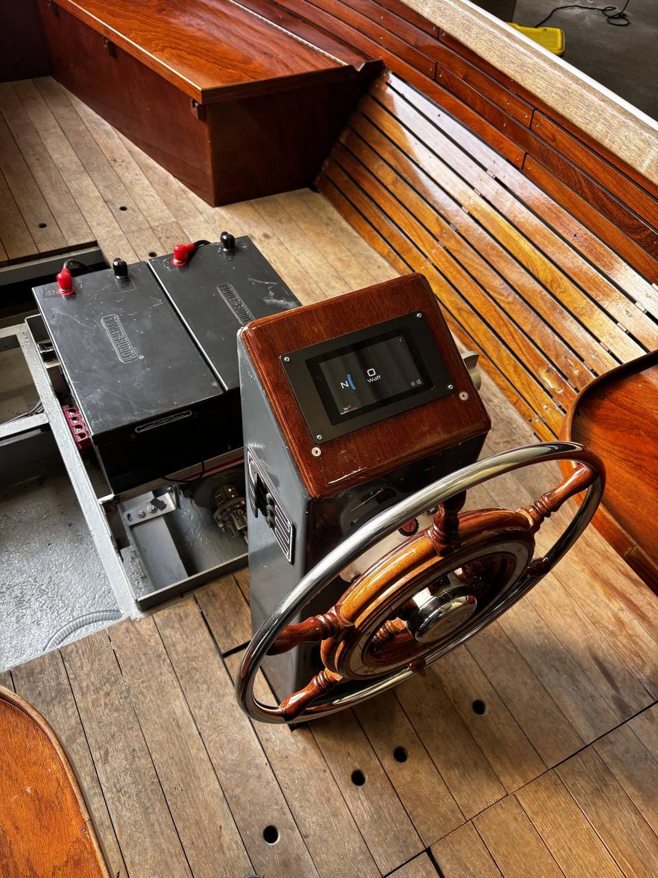 Klassiek houten roer gekoppeld aan elektrische aandrijving