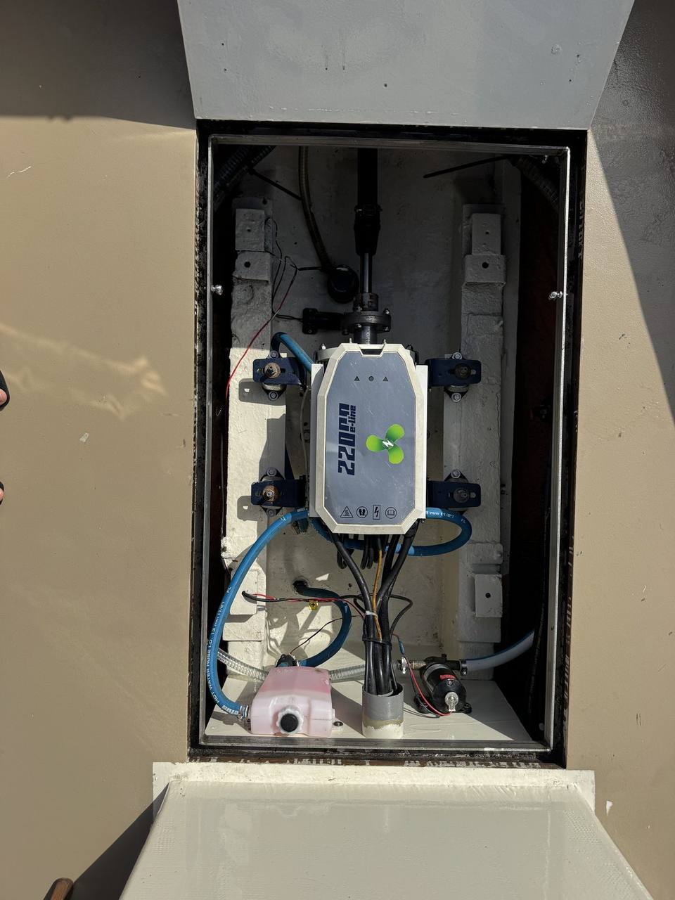 ePropulsion-aandrijving netjes ingebouwd in een boot
