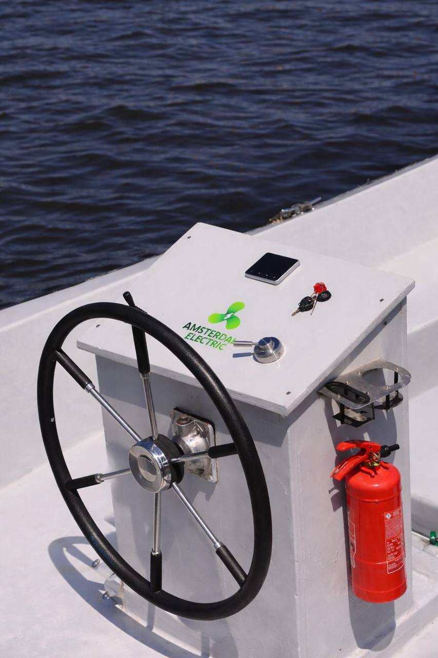 Afgewerkte console met logo van Amsterdam Electric op het water
