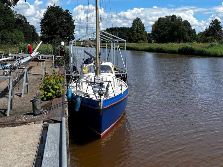 Blauwe zeilboot aan de kade in de Ketelhaven bij Urk, elektrisch omgebouwd met een Green Marine 10 kW-motor