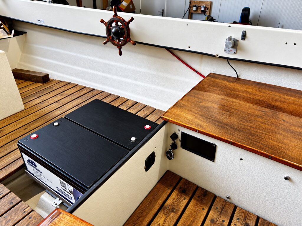 10 kWh Energy Research-accupakket in de elektrisch aangedreven spitsgatter, naast de stuurstand