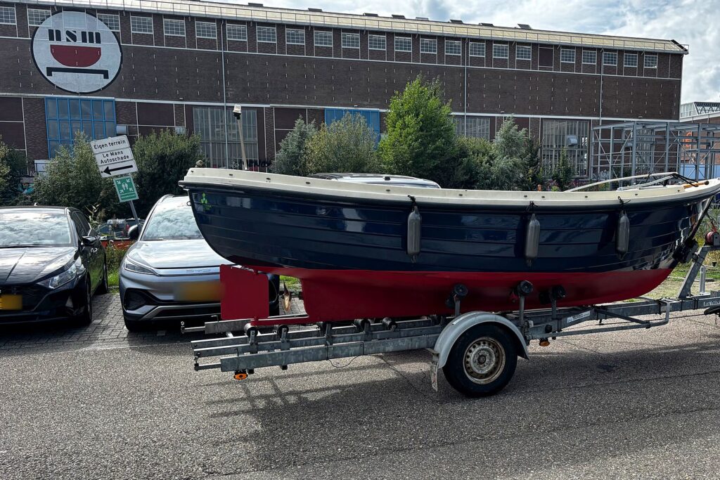 Elektrisch omgebouwde spitsgatter na de refit op de trailer bij de NDSM-werf in Amsterdam