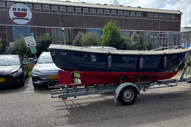 Elektrisch omgebouwde spitsgatter na de refit op de trailer bij de NDSM-werf in Amsterdam
