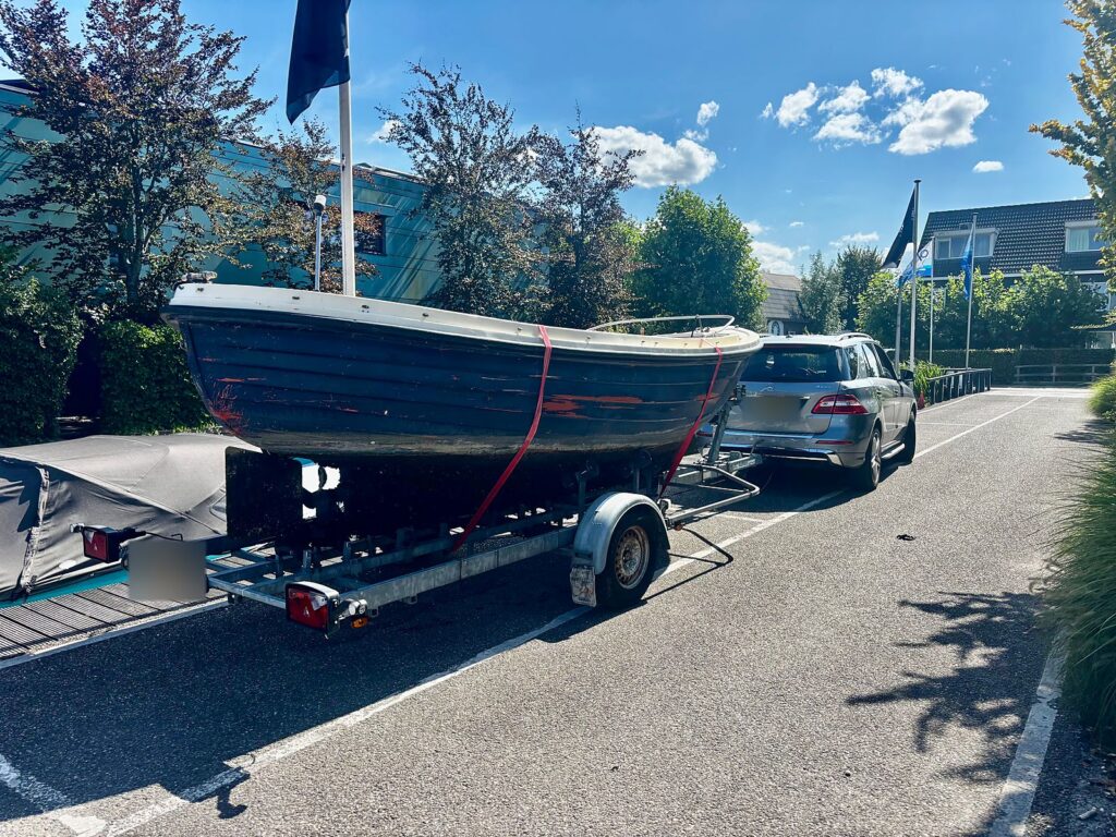Spitsgatter vóór de refit op de trailer, met een verweerde romp en afbladderende verf