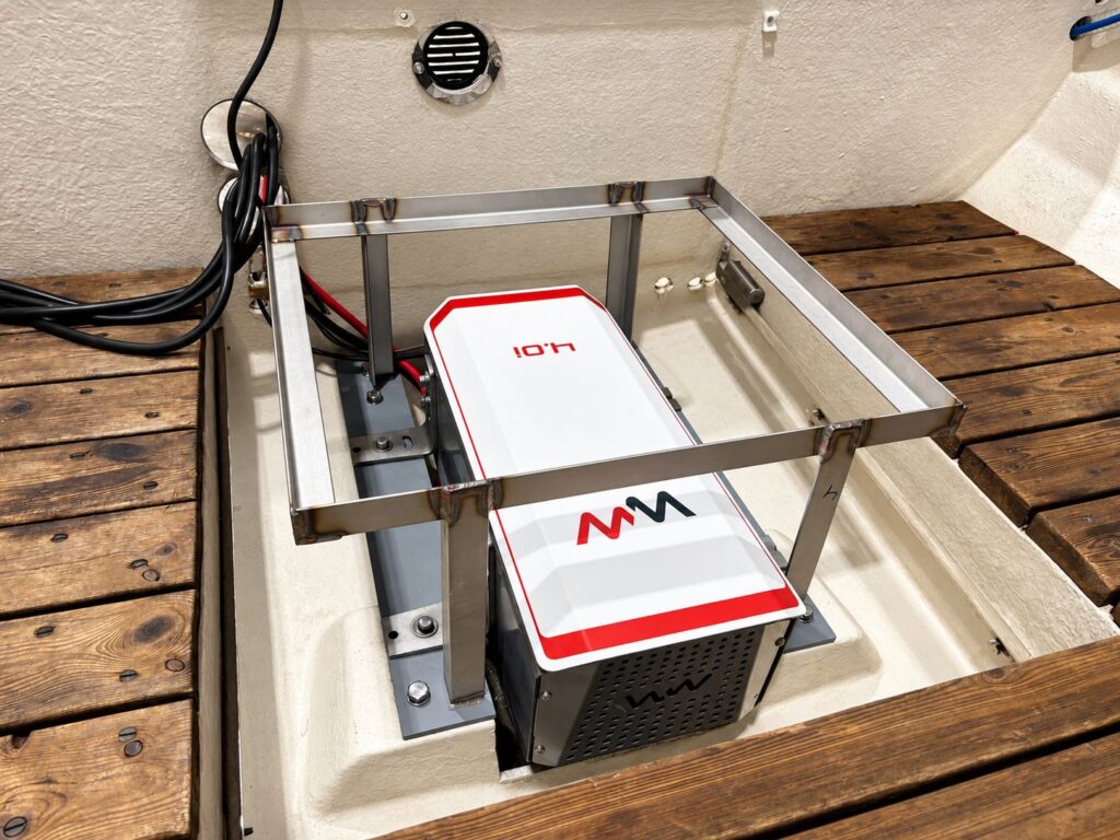 WaterWorld 4.0i elektrische inboardmotor met kap, compact onder het RVS-accuframe