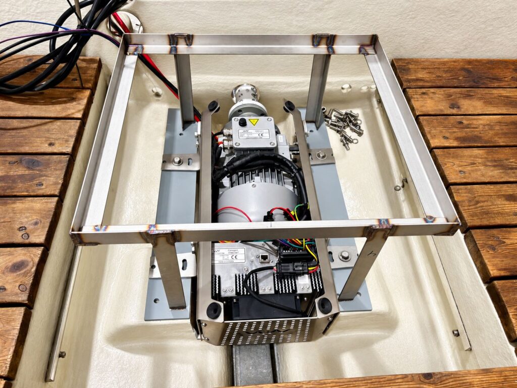 WaterWorld 4.0i-elektromotor op de aangepaste motorfundatie, onder het RVS-accuframe